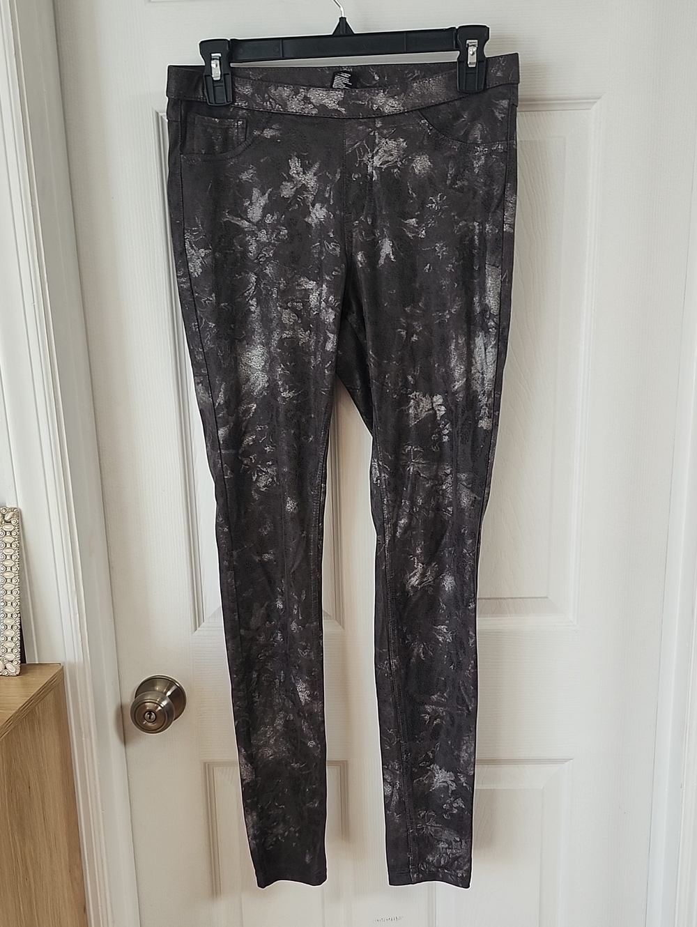 HUE Women’s Black Marble-Print Jeggings